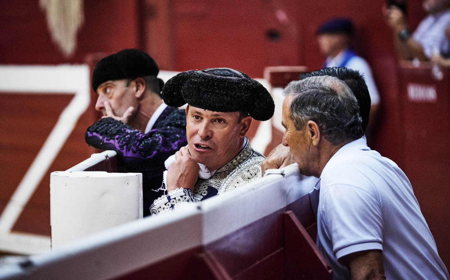 Los diestros Enrique Ponce y Cayetano se repartieron este lunes sendas orejas de sus toros de José Vázquez en la tercera corrida de la Aste Nagusia, otro festejo del abono que se cerró sin faenas rotundas aunque sí con un lucido toreo del rejoneador Hermoso de Mendoza.