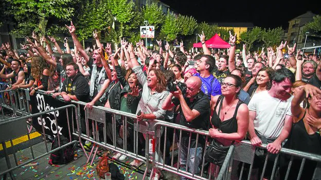 Manos arriba. El público llenó el lunes la plaza Urdanibia para disfrutar del concierto, recuperado tras haberse suspendido por mal tiempo en sanmarciales