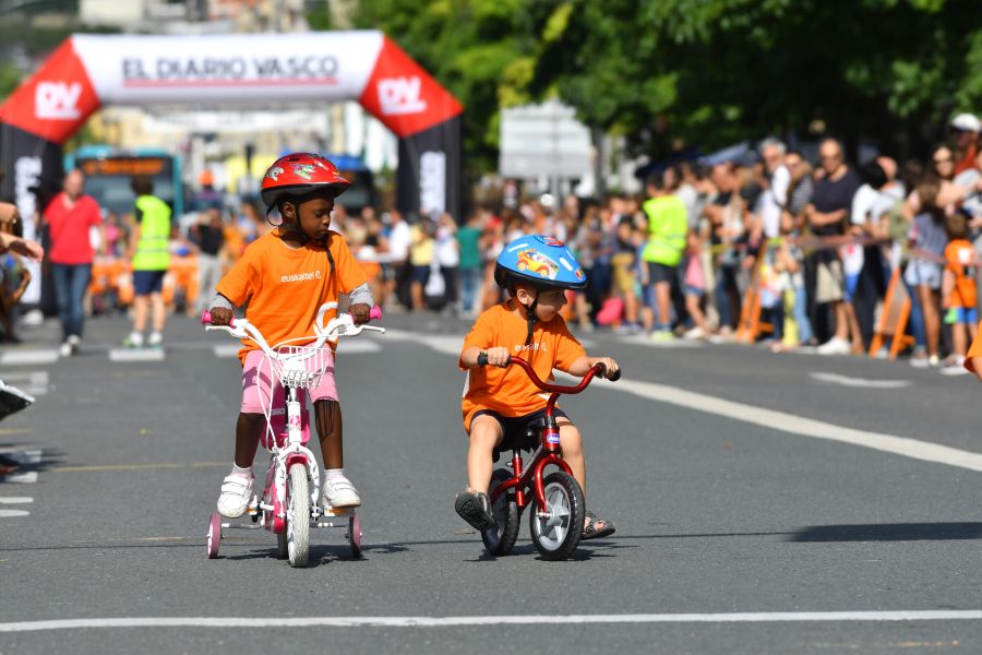 Los niños han sido los protagonistas de 'Bizikleta Festa' y, sin restricciones de espacio y con muchas ganas de pasárselo bien, han recorrido el Boulevard con sus bicicletas.