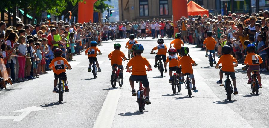 Los niños han sido los protagonistas de 'Bizikleta Festa' y, sin restricciones de espacio y con muchas ganas de pasárselo bien, han recorrido el Boulevard con sus bicicletas.