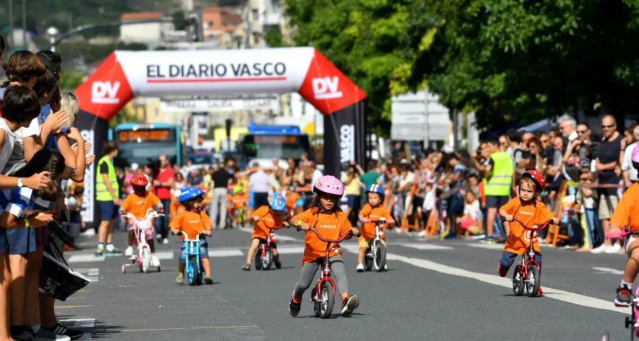 Los niños han sido los protagonistas de 'Bizikleta Festa' y, sin restricciones de espacio y con muchas ganas de pasárselo bien, han recorrido el Boulevard con sus bicicletas.