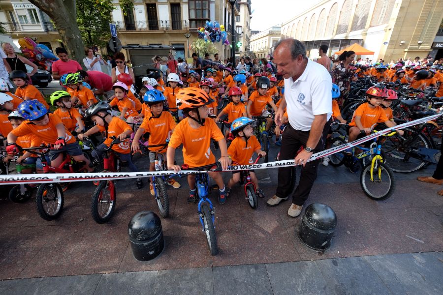 Los niños han sido los protagonistas de 'Bizikleta Festa' y, sin restricciones de espacio y con muchas ganas de pasárselo bien, han recorrido el Boulevard con sus bicicletas.