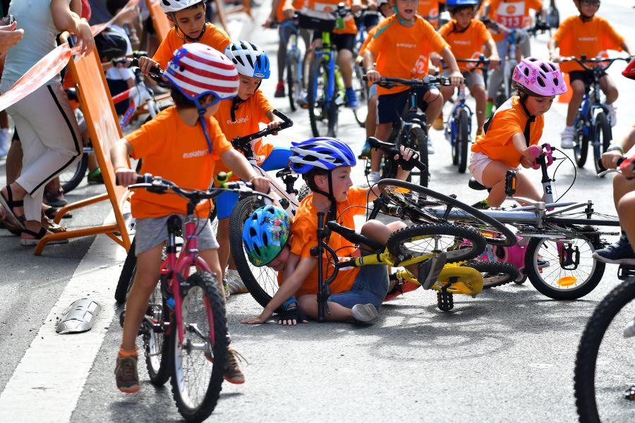 Los niños han sido los protagonistas de 'Bizikleta Festa' y, sin restricciones de espacio y con muchas ganas de pasárselo bien, han recorrido el Boulevard con sus bicicletas.