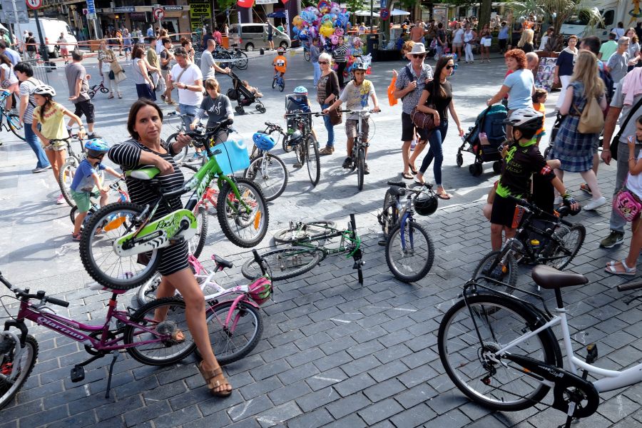 Los niños han sido los protagonistas de 'Bizikleta Festa' y, sin restricciones de espacio y con muchas ganas de pasárselo bien, han recorrido el Boulevard con sus bicicletas.