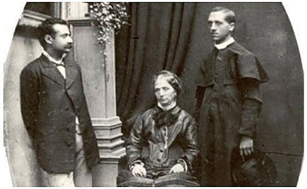 Imagen principal - Edgardo Mortara de adulto, como sacerdote agustino, junto a su madre (sentada) y otro familiar. Abajo, el protagonista y escena de la ópera representada en Nueva York.