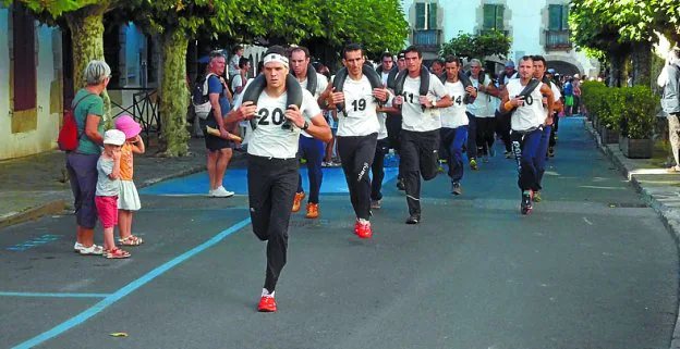 Los participantes llevan su 'paquete' al inicio y final de la prueba.