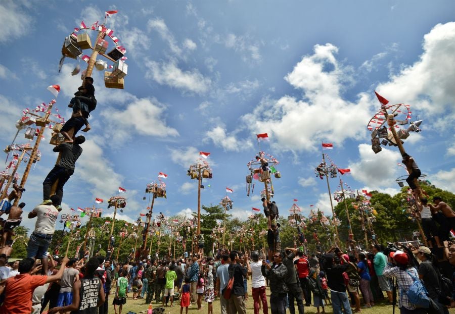 Indonesia celebra su 72 aniversario de independencia y por ello, a lo largo del territorio, se celebra la tradicional 'Panjat Pinang'. En una explanada se colocan arboles tallados, previamente lubricados con regalos en la parte más alta y los nativos deben alcanzar la cima para conseguir los presentes.