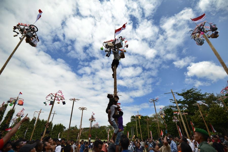 Indonesia celebra su 72 aniversario de independencia y por ello, a lo largo del territorio, se celebra la tradicional 'Panjat Pinang'. En una explanada se colocan arboles tallados, previamente lubricados con regalos en la parte más alta y los nativos deben alcanzar la cima para conseguir los presentes.
