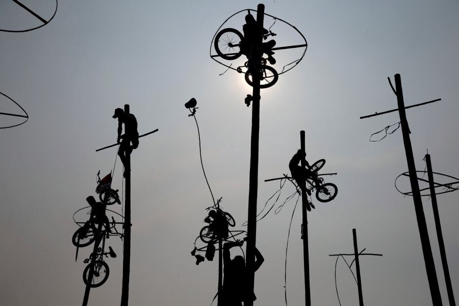 Indonesia celebra su 72 aniversario de independencia y por ello, a lo largo del territorio, se celebra la tradicional 'Panjat Pinang'. En una explanada se colocan arboles tallados, previamente lubricados con regalos en la parte más alta y los nativos deben alcanzar la cima para conseguir los presentes.