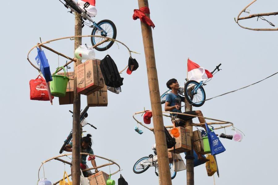 Indonesia celebra su 72 aniversario de independencia y por ello, a lo largo del territorio, se celebra la tradicional 'Panjat Pinang'. En una explanada se colocan arboles tallados, previamente lubricados con regalos en la parte más alta y los nativos deben alcanzar la cima para conseguir los presentes.