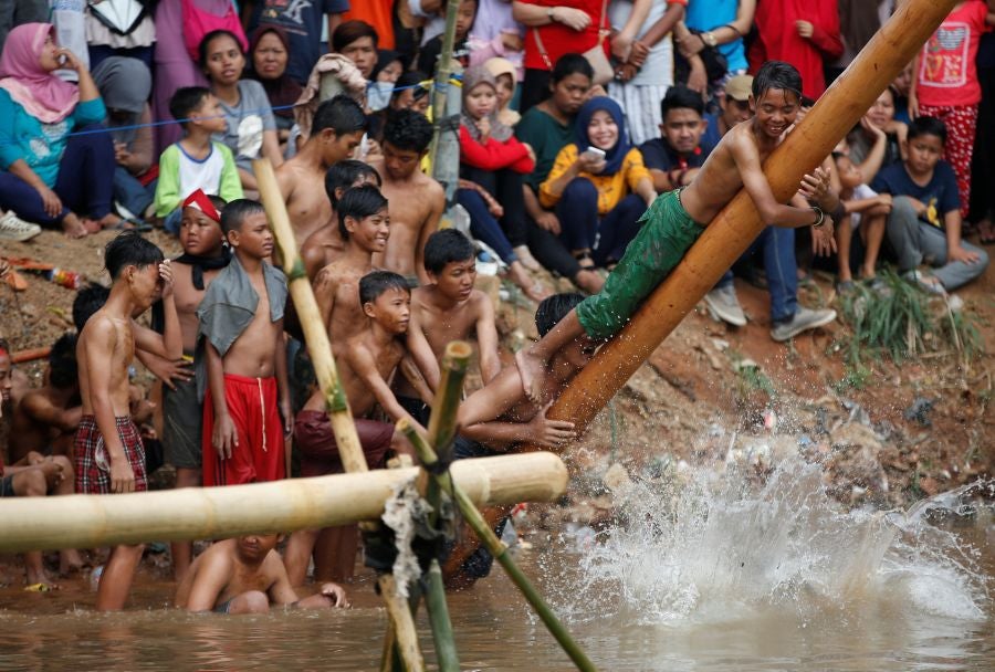 Indonesia celebra su 72 aniversario de independencia y por ello, a lo largo del territorio, se celebra la tradicional 'Panjat Pinang'. En una explanada se colocan arboles tallados, previamente lubricados con regalos en la parte más alta y los nativos deben alcanzar la cima para conseguir los presentes.