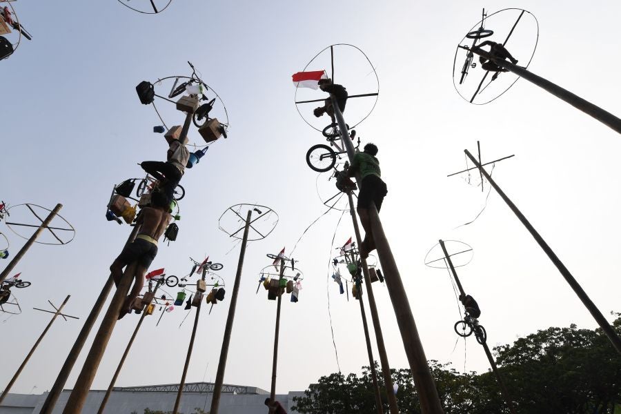 Indonesia celebra su 72 aniversario de independencia y por ello, a lo largo del territorio, se celebra la tradicional 'Panjat Pinang'. En una explanada se colocan arboles tallados, previamente lubricados con regalos en la parte más alta y los nativos deben alcanzar la cima para conseguir los presentes.