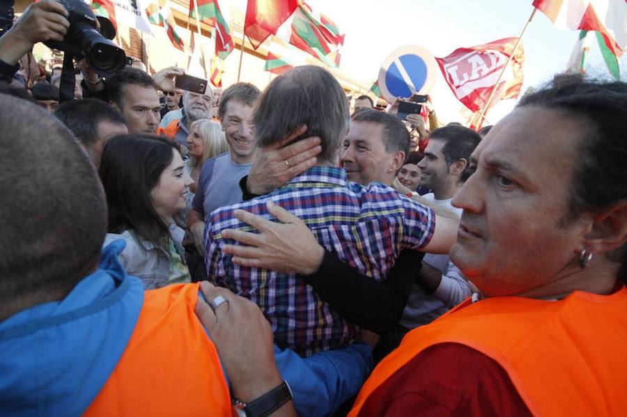 8.26 horas. Es la hora en la que Rafa Díez Usabiaga ha abandonado la prisión de El Dueso (Santoña, Cantabria). Entre gritos de apoyo y ánimo, el exsecretario general del sindicato LAB ha salido de la cárcel muy sonriente. Con un pantalón corto, una camisa a cuadros y dos bolsas, ha sido recibido por unas 200 personas