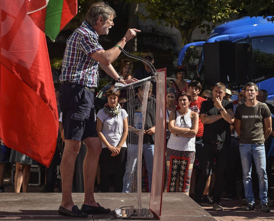 Rafa Díez Usabiaga ha abandonado esta mañanala prisión de El Dueso (Santoña, Cantabria). Entre gritos de apoyo y ánimo, el exsecretario general del sindicato LAB ha salido de la cárcel muy sonriente. A mediodía ha protagonizado un acto de recibimeinto en Muskiz.