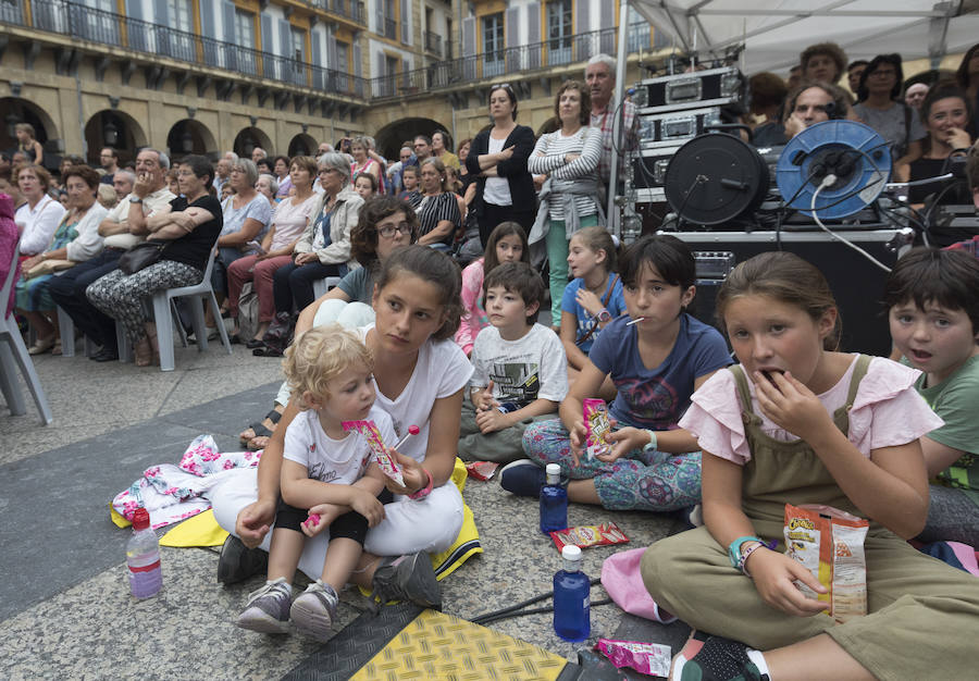 Eskola Dantza Taldea ha ofrecido un bello espectáculo en la Plaza de la Constitución, con motivo de la Semaan Grande donostiarra.