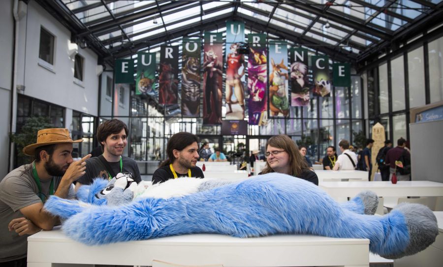 Berlin oraniza una convención de tres días para donde los participantes se disfrazan de peluches y animales. Algunos de ellos recorren la ciudad con su particular vestimenta y piden indicaciones a las audoridades del lugar.