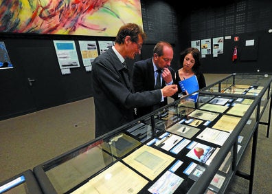 Imagen secundaria 1 - Arriba, el teleférico de Canadá, que sigue en funcionamiento. Y en la parte inferior, la sala Newton del museo Eureka! con el profesor Francisco A. González y el director del museo, Ignacio Zuzuarregui, junto a una compañera.