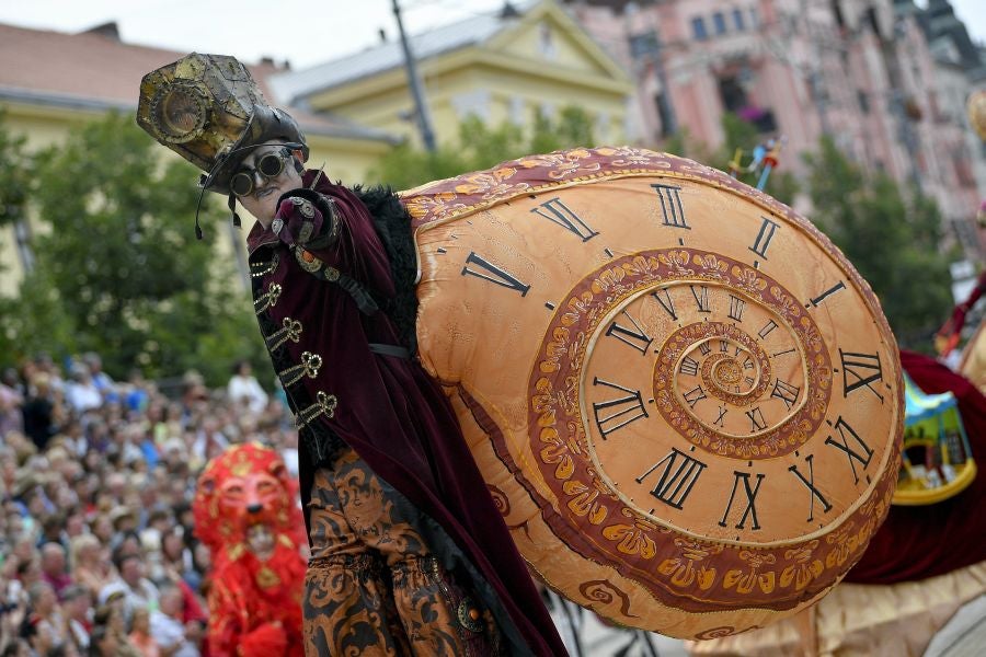 Debrecen, en Hungria, celebra la 48 edición del Festival de Flores, tradición que data de 1966 y que llena de carrozas, flores y espectáculos toda la ciudad, 