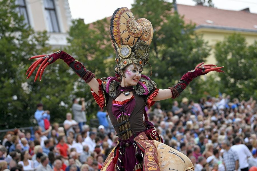 Debrecen, en Hungria, celebra la 48 edición del Festival de Flores, tradición que data de 1966 y que llena de carrozas, flores y espectáculos toda la ciudad, 