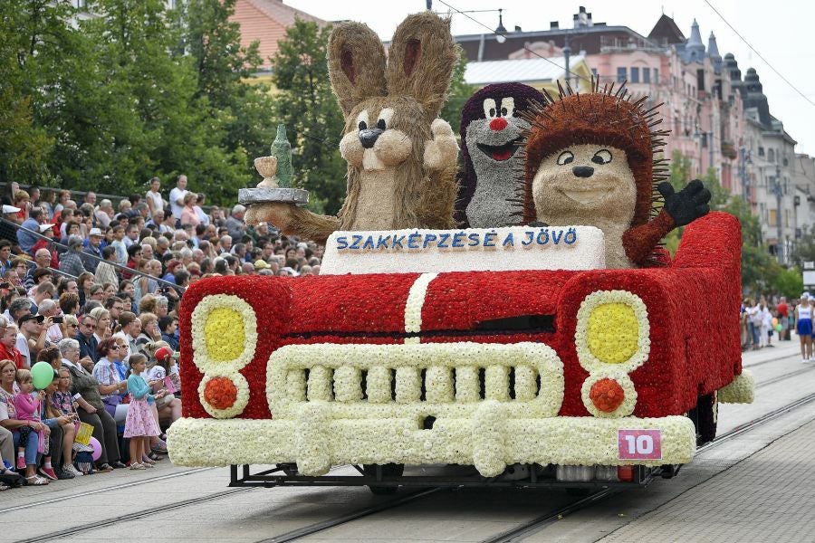 Debrecen, en Hungria, celebra la 48 edición del Festival de Flores, tradición que data de 1966 y que llena de carrozas, flores y espectáculos toda la ciudad, 