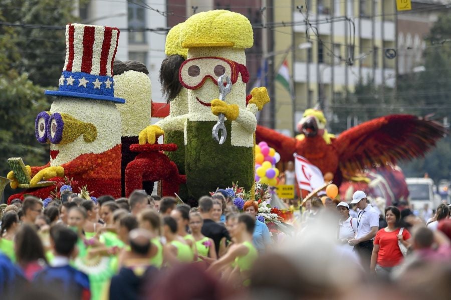 Debrecen, en Hungria, celebra la 48 edición del Festival de Flores, tradición que data de 1966 y que llena de carrozas, flores y espectáculos toda la ciudad, 