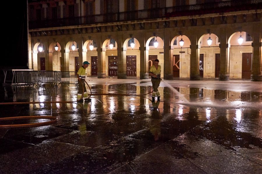 Tras una semana intensa, los operarios de limpieza de San Sebastián recogen los restos y desmontan los escenarios de Semana Grannde.