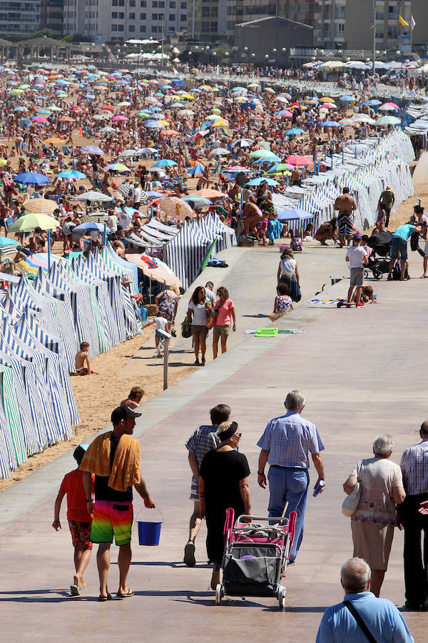 El fuerte calor ha hecho que las playas guipuzcoanas presenten este lunes una masiva alfuencia de gente. En las imágenes el malecón de Zarautz.