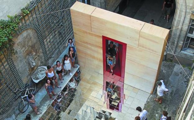 Los alumnos de arquitectura contemplan el resultado final de su trabajo en la plaza de Montpellier.