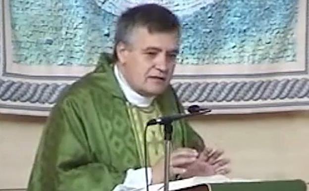 El párroco de la Iglesia de Nuestra Señora de los Ángeles de Madrid, Santiago Martín, el domingo. 