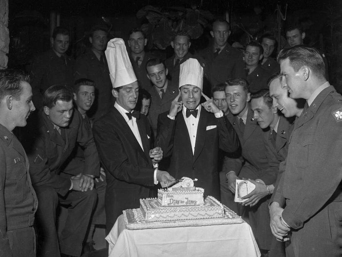 Jerry Lewis (D) celebró su cumpleaños con Dean Martin (Iz) en Sands en Las Vegas en 1955.