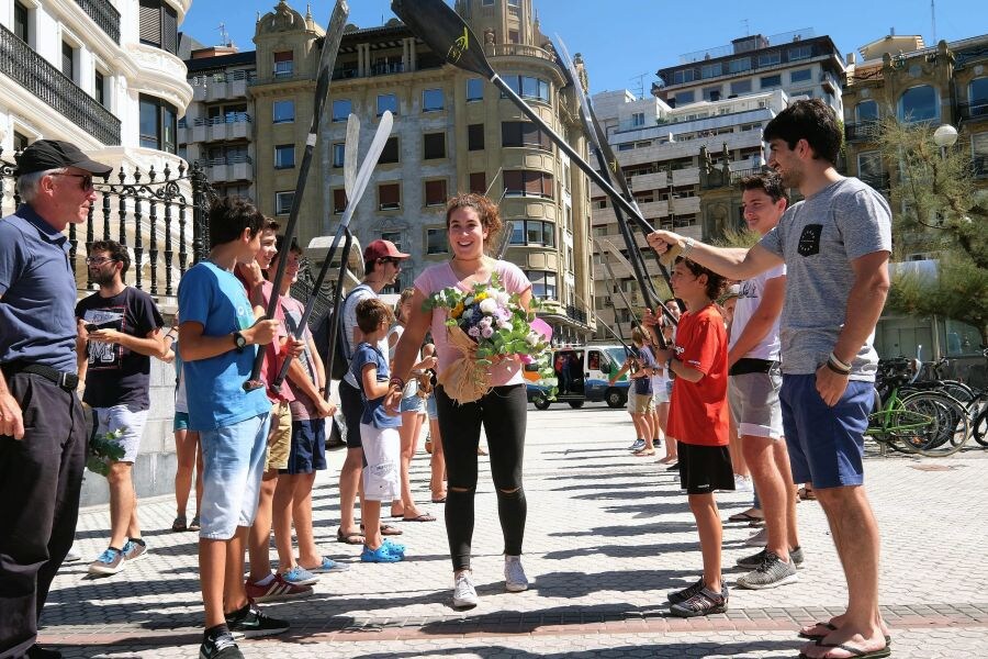 La medallista recibe el cariño de sus compañeros del Atlético San Sebastián tras lograr el oro en el campeonato de Europa Sub-23 en la categoría C-1