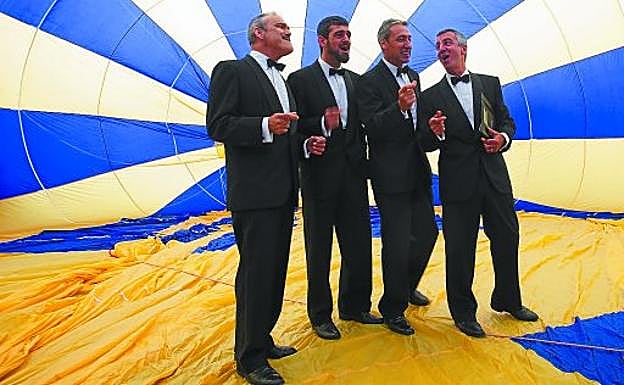 En globo. Manuel Romano, Mikel Urreizti, Loyola Garmendia y Eduardo Errodonsoro, Golden Apple Quartet, preparados para el viaje.
