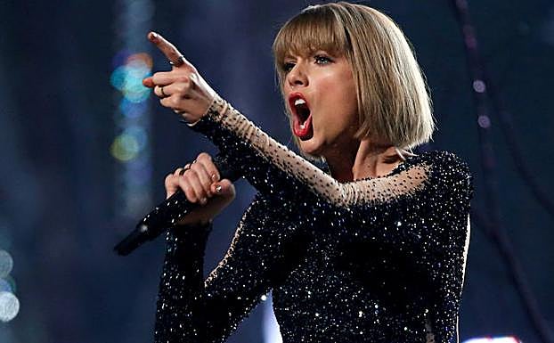 Swift canat en la gala de los Grammy en 2016. 