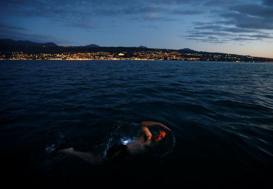 Dirk Gewert, Peter Whitehead y Nicola Naunton realizan una carrera de natación de 70 kilómetros en el lago Leman, en Suiza. Los tres compañeros realizan relevos en su recorrido desde Montreux a Geneva y siempre seguidos por un barco de rescate. Cuando uno de los nadadores descansa, otro continúa el recorrido.