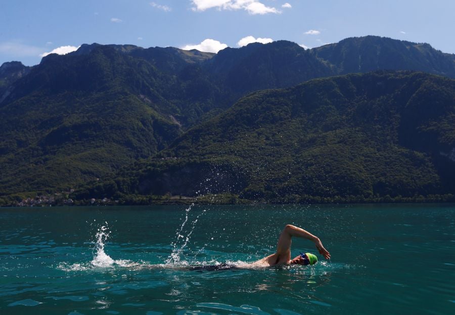 Dirk Gewert, Peter Whitehead y Nicola Naunton realizan una carrera de natación de 70 kilómetros en el lago Leman, en Suiza. Los tres compañeros realizan relevos en su recorrido desde Montreux a Geneva y siempre seguidos por un barco de rescate. Cuando uno de los nadadores descansa, otro continúa el recorrido.