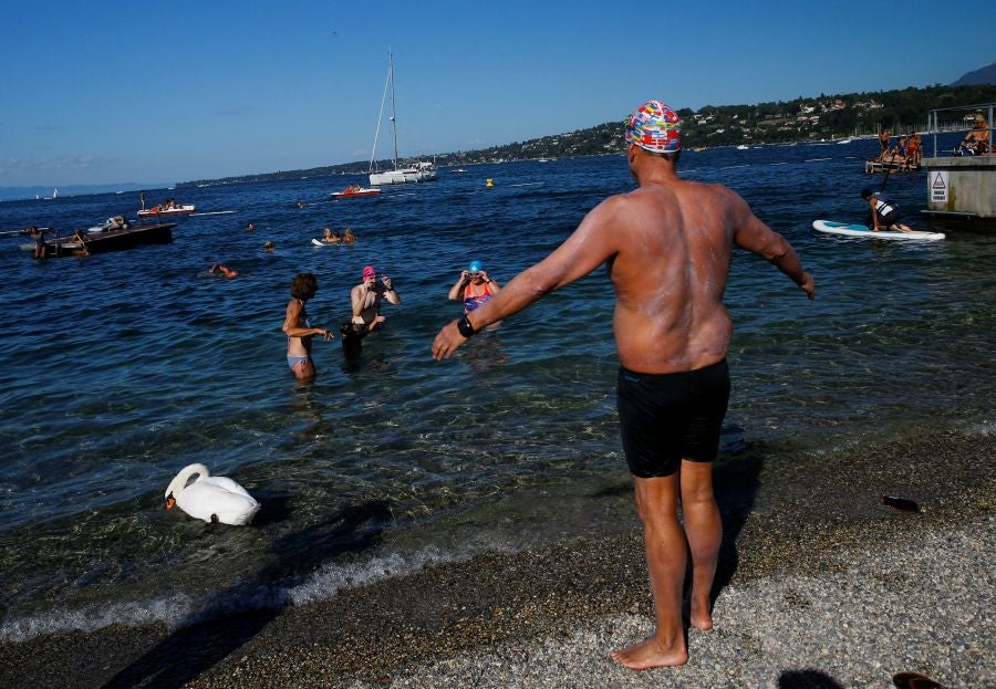 Dirk Gewert, Peter Whitehead y Nicola Naunton realizan una carrera de natación de 70 kilómetros en el lago Leman, en Suiza. Los tres compañeros realizan relevos en su recorrido desde Montreux a Geneva y siempre seguidos por un barco de rescate. Cuando uno de los nadadores descansa, otro continúa el recorrido.