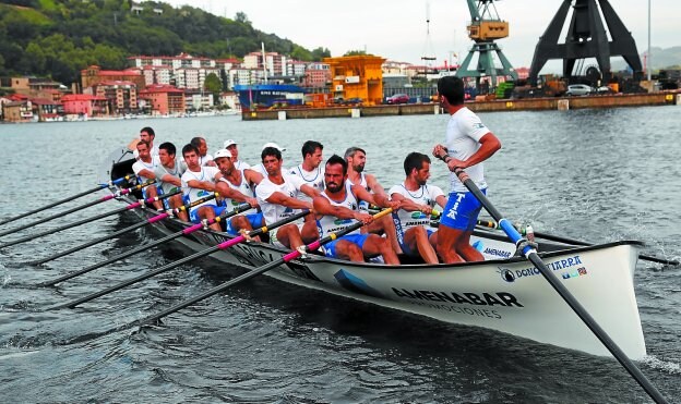 Los remeros de Donostiarra aparecen durante el entrenamiento que efectuaron ayer en aguas de Pasaia. 
