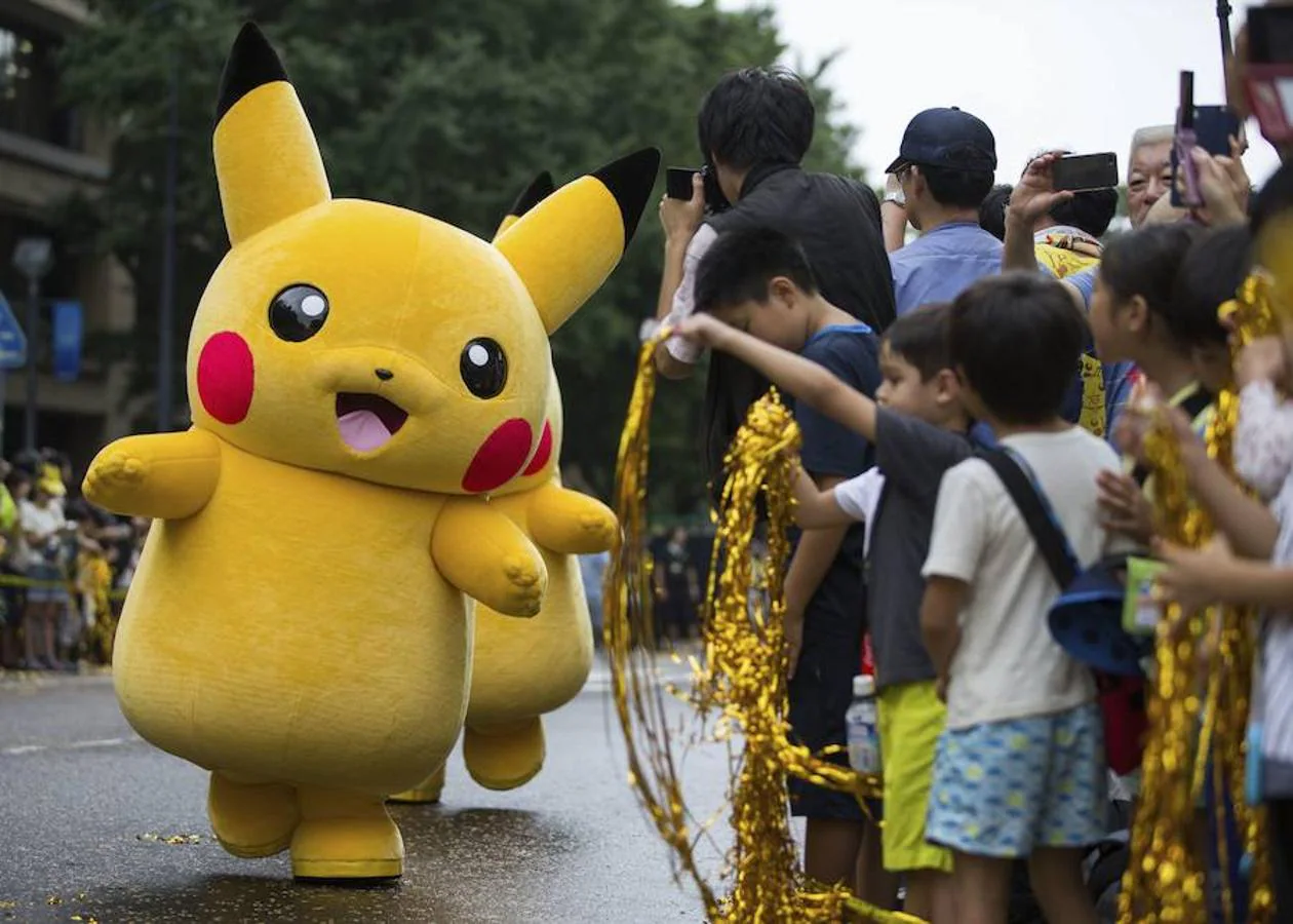 Un centenenar de 'pikachus', bailarines y artistas participaron del "Estallido Pikachu" en Yokohama, al sur de Tokio (Japón), en celebración al evento de la saga Pokemon.