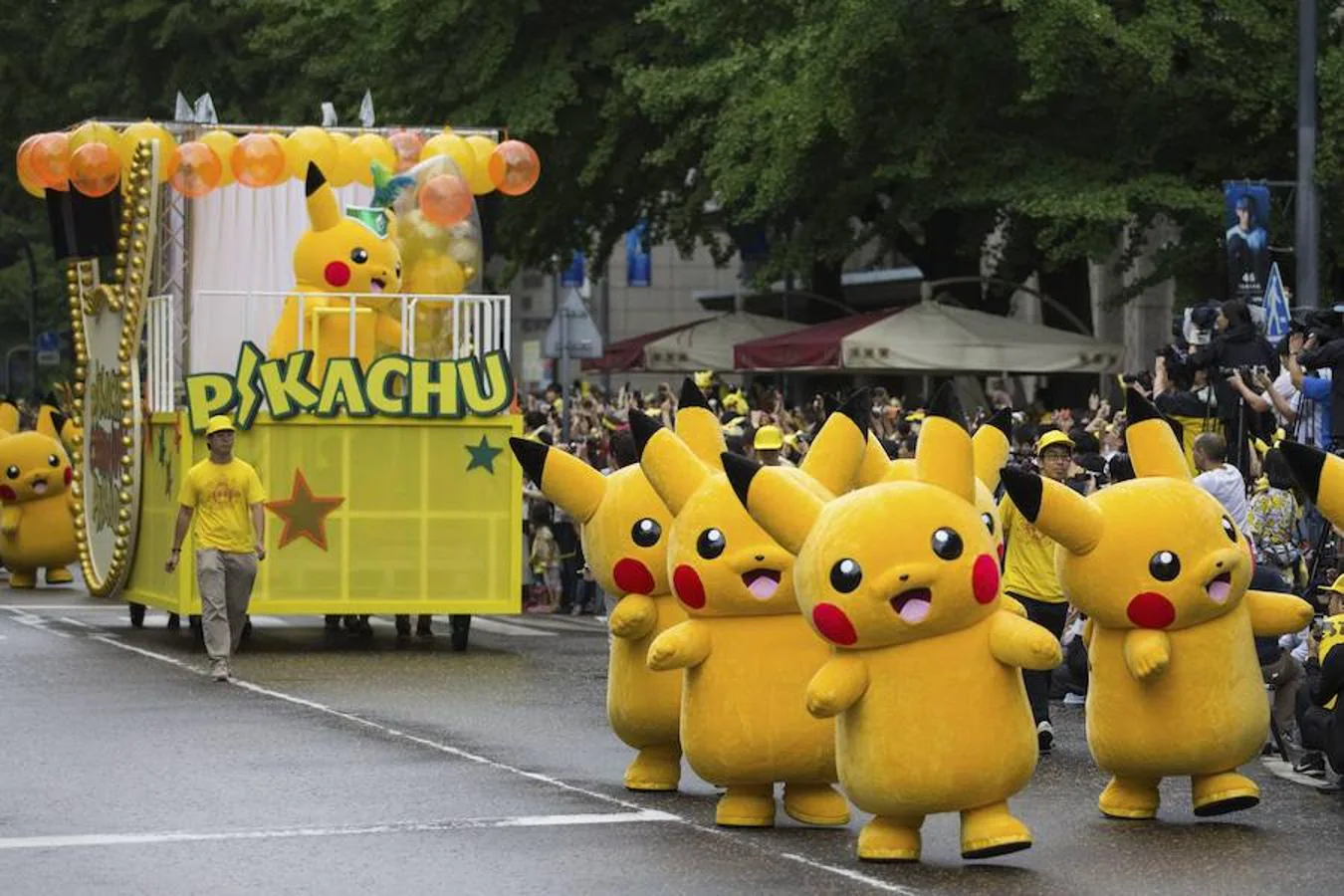 Un centenenar de 'pikachus', bailarines y artistas participaron del "Estallido Pikachu" en Yokohama, al sur de Tokio (Japón), en celebración al evento de la saga Pokemon.