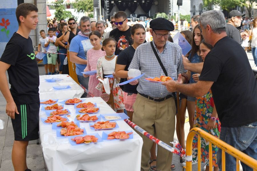 A pesar de haber sido un año complicado para el producto estrella de los ibartarras, la cita más relevante de la localidad no defraudó a los visitantes. Fueron muchos los que esperaron su turno para degustar la piparra frita o avinagrada, y el tomate de un origen local y autóctono