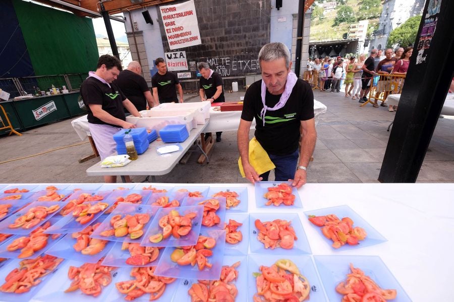 A pesar de haber sido un año complicado para el producto estrella de los ibartarras, la cita más relevante de la localidad no defraudó a los visitantes. Fueron muchos los que esperaron su turno para degustar la piparra frita o avinagrada, y el tomate de un origen local y autóctono