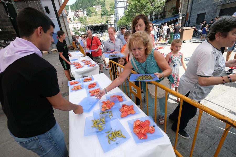 A pesar de haber sido un año complicado para el producto estrella de los ibartarras, la cita más relevante de la localidad no defraudó a los visitantes. Fueron muchos los que esperaron su turno para degustar la piparra frita o avinagrada, y el tomate de un origen local y autóctono