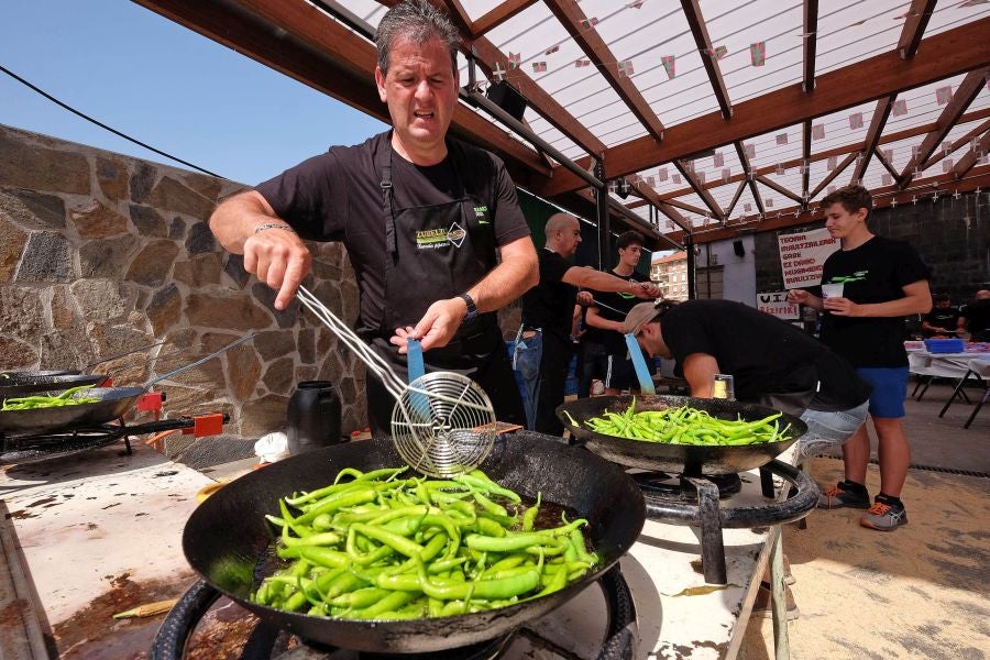 A pesar de haber sido un año complicado para el producto estrella de los ibartarras, la cita más relevante de la localidad no defraudó a los visitantes. Fueron muchos los que esperaron su turno para degustar la piparra frita o avinagrada, y el tomate de un origen local y autóctono