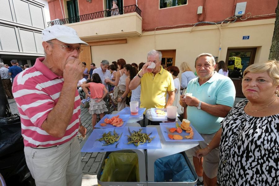 A pesar de haber sido un año complicado para el producto estrella de los ibartarras, la cita más relevante de la localidad no defraudó a los visitantes. Fueron muchos los que esperaron su turno para degustar la piparra frita o avinagrada, y el tomate de un origen local y autóctono