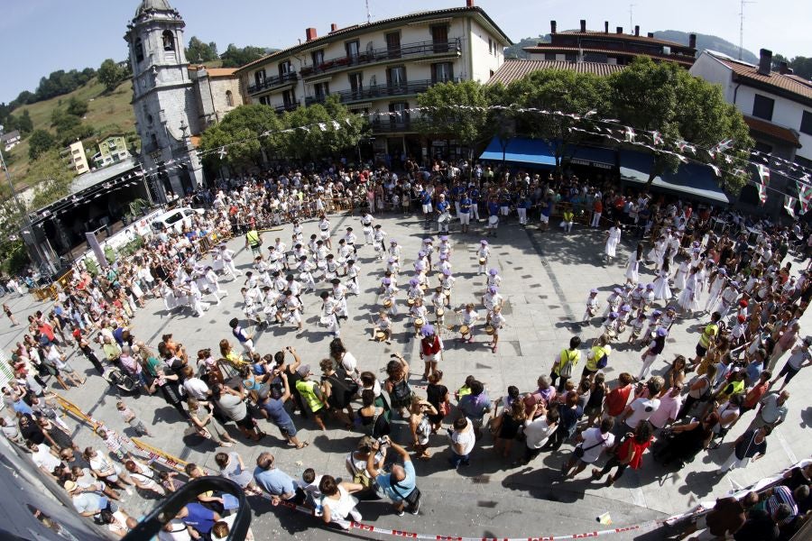 A pesar de haber sido un año complicado para el producto estrella de los ibartarras, la cita más relevante de la localidad no defraudó a los visitantes. Fueron muchos los que esperaron su turno para degustar la piparra frita o avinagrada, y el tomate de un origen local y autóctono
