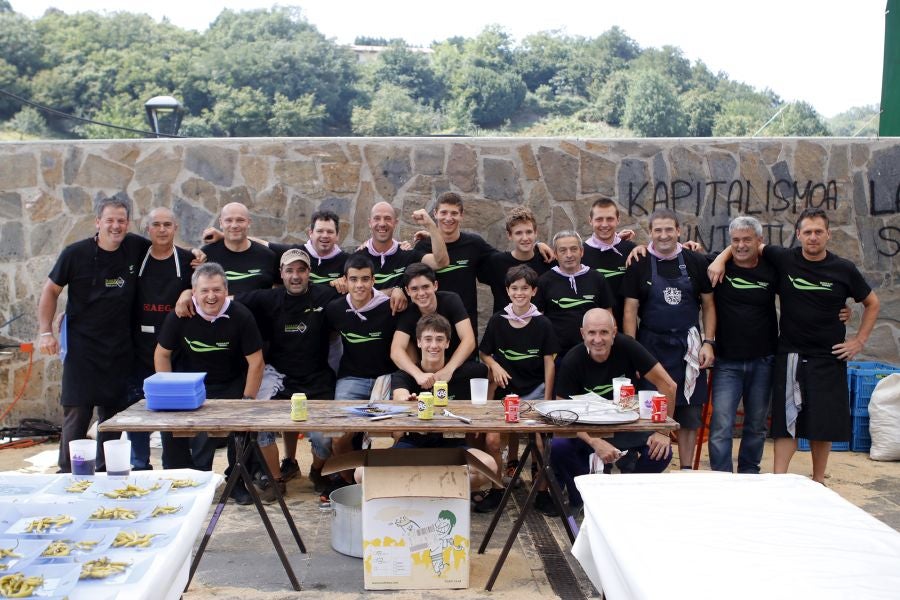 A pesar de haber sido un año complicado para el producto estrella de los ibartarras, la cita más relevante de la localidad no defraudó a los visitantes. Fueron muchos los que esperaron su turno para degustar la piparra frita o avinagrada, y el tomate de un origen local y autóctono