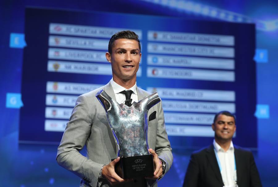 Cristiano Ronaldo posa con el premio al mejor jugador de la temporada.