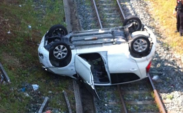 Imagen principal - Los servicios sanitarios atienden al herido