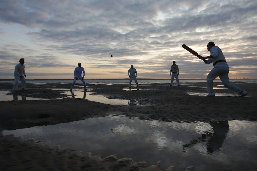 Cada año, desde principios de la década de los 50, decenas de personas se reúnen en un banco de arena en el estrecho de Solent, Reino Unido, para jugar el partido de cricket "The Brambles". El banco de arena solo aparece cuando baja la marea, y para acceder, los participantes deben ir en barco.