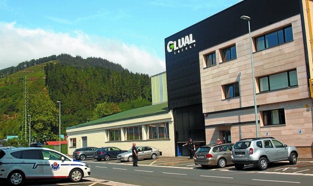 Agentes de la Ertzaintza ayer en las inmediaciones de la empresa Glual Energy de Azpeitia. 